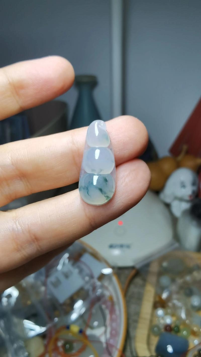 翡翠福豆吊坠.天然a货翡翠,缅料,偏糯冰的水头,起冰起胶了